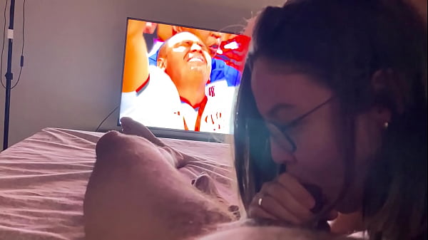 Esposa novinha mamando marido durante a final d...