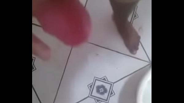 Novinho gozando na punheta