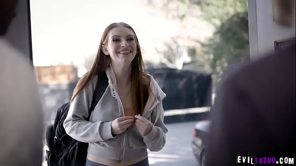 Charles Dera Est Une Veuve Solitaire Qui Veut Une Chatte Fraîche À Baiser. Il Veut Secrètement Sa Petite Amie Maya Kendrick Et L'a Manipulée Pour Avoir Des Relations Sexuelles Avec Lui.