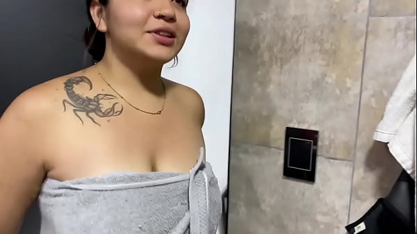Download Video - mientras me ba&ntilde;o mi hermanastra  se viene a chorro con si gran pene