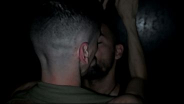 Le practicó sexo anal al tipo flaco sin condón en un agujero en la pared.
                   Le practicó sexo anal al tipo flaco sin condón en un agujero en la pared. muchos negros