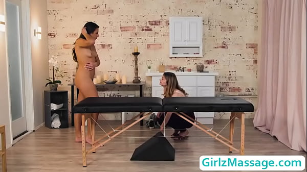 Sexy masseuse Bunny Colby pussy licking busty blonde client