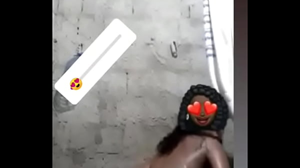 Novinha do insta dancing funk without a bra