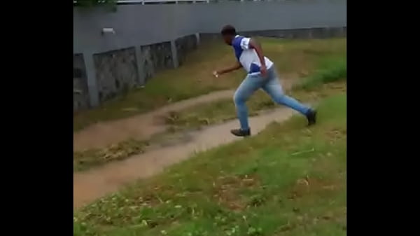 ELA TODA MOLHADINHA E O NEGÃO CAINDO DE BOCÃO D...