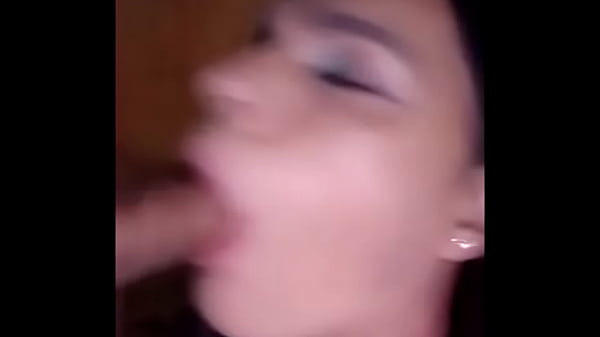 Crossdresser chupando o pau gostoso dos machos ...