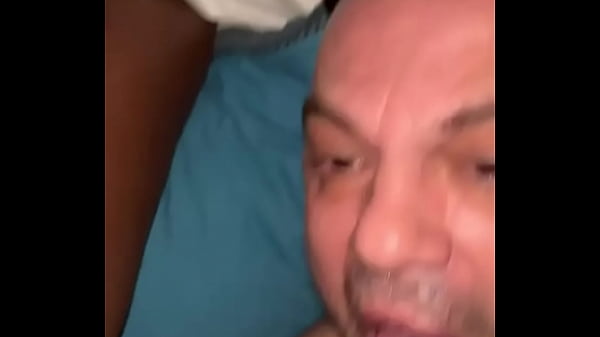 Dando leitinho na boca de cliente francês - Kem...