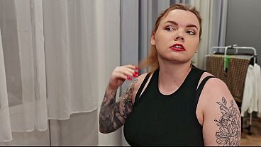 ロマンチックな夫婦が劇場から帰ってきて、お互いを楽しみ始める。彼らはキスをし、女性器を舐め、セックスをする。
