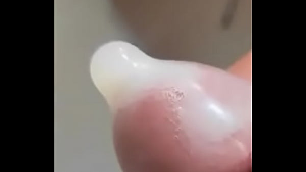 在公共厕所射精，射精射在避孕套里，精液纹理清晰...