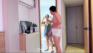 義理の息子はひょんなことから勃起したペニスを手に入れてしまう!しかし、彼の素晴らしい義母が手を貸してくれる。