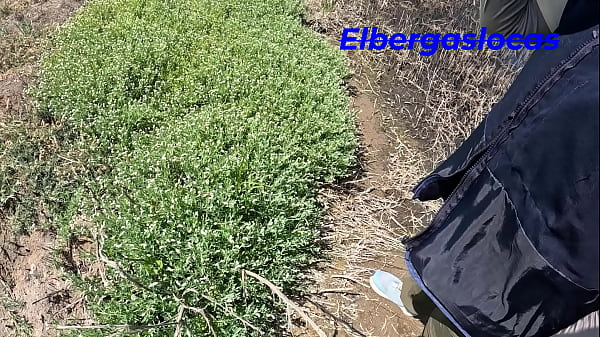 Follamos entre los arbustos, nos escondimos para follar con m&aacute;s emoci&oacute;n, despues de una salida de campo donde nos pusimos cachondos.