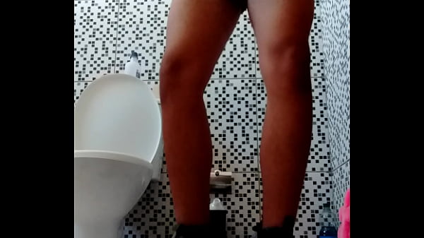 Tirando porra com botas pretas