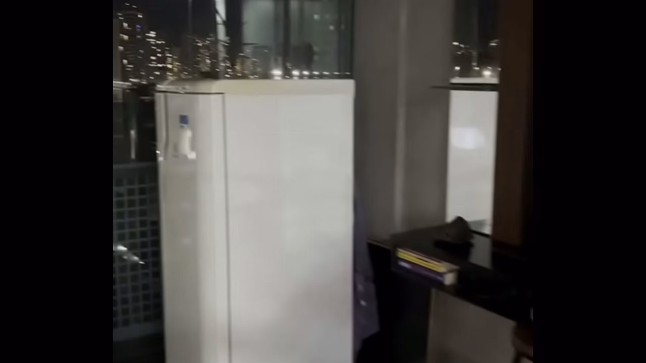 Fodi a Casada de presente de Natal na frente do Corno - Especial de Ntal Kalahari