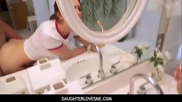 Maya Kendrick Rousse Occupée Devant La Caméra Avec Une Énorme Bite Épaisse