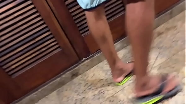 Download Video - O entregador do IFood deixou eu cheirar os seus p&eacute;s