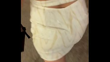 ブラジルの既婚の尻軽女が駐車場でモールの従業員とセックス - 買い物の後、欲求不満の既婚女性はモールの従業員に興奮し、駐車場で彼とセックスします。