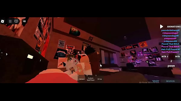 Follada en mi habitación mientras que mi novio está en la pc