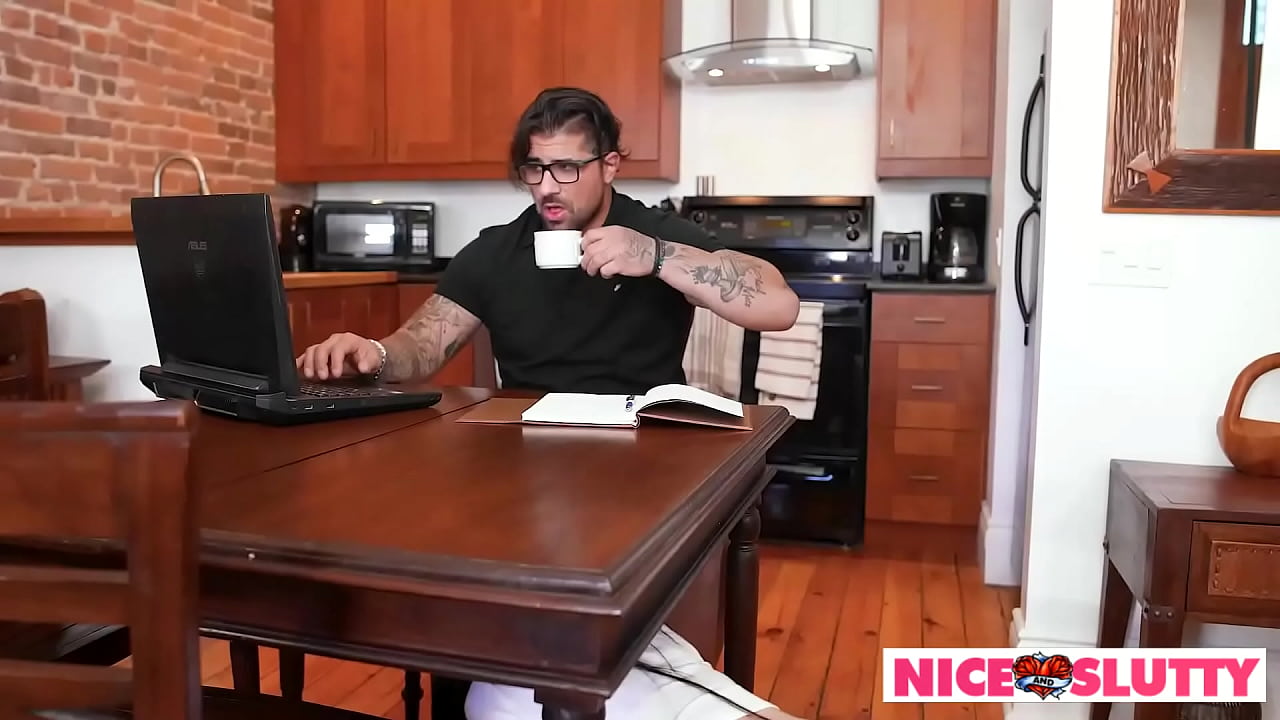 Velour Noir me chupa durante una reunión de Zoom hasta la última gota para NiceAndSlutty
                     muchos negros