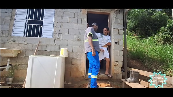 Meu vizinho jardineiro veio devolver a enchada ...