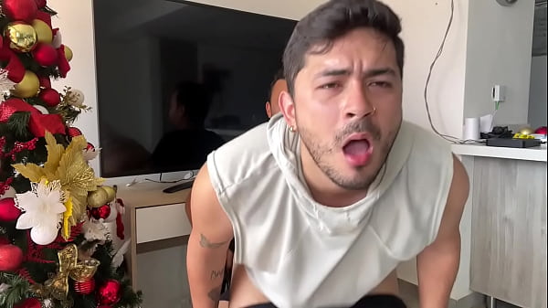 Hijastro cachondo provoca al padrastro hasta qu...