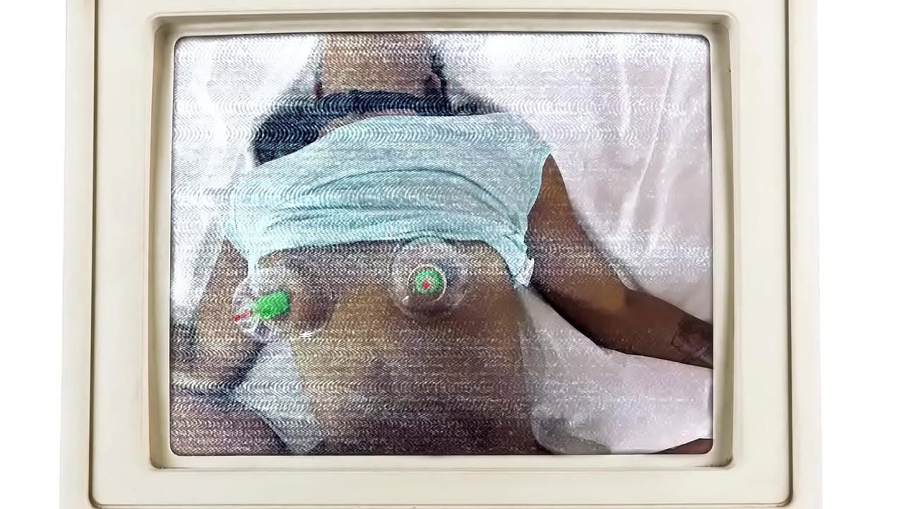 Yasmine Woods chupa una polla y se la follan
                    blowjob doggystyle vibrator latex POV moaning gloves new missionary medical face fucking natural tits magic wand ass spreading behind the scenes bts muchos negros