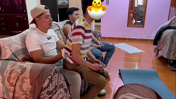 Download Video - Omar Castell no est&aacute; interesado en el videojuego&comma; todo lo que quiere es taladrar el culo de su primastro