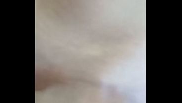 depois da surra forte me enforcando e me chamando de puta, ele sentou na cadeira. Subi e sentei no pau duro, cavalguei gostoso n&atilde;o aguentou: gozou tudinho dentro da minha buceta quente