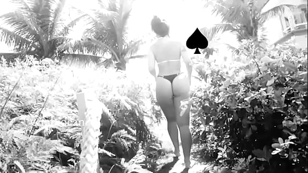 Esposa exibicionista na praia com fio dental pa...