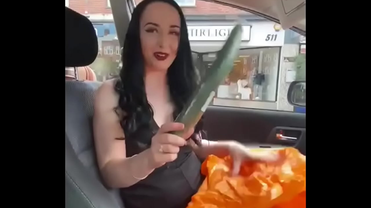 ¿Quieres ver lo que hago con los pepinos en público?
                   teen pussy solo pussyfucking public cucumber female british black hair publico jugando chav pepino solo female 19 years old aire libre emputecida emputeciendo ellie louise muchos negros