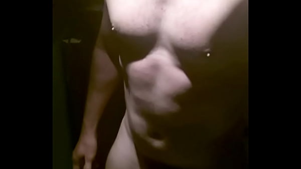 Baile erótico y ardiente al desnudo.