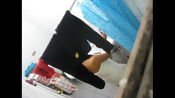 Download Video - Espiando a mi empleada &excl; Spying on my housemaid