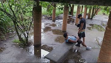 Download Video - MORADOR DE RUA TAVA BATENDO UMA NO BANCO DA PRA&Ccedil;A APARECEU UM CARA E CHUPOU O PAUS&Atilde;O DO MORADOR E SENTOU ATE GOZAR OS CARAS FICARAM OLHANDO