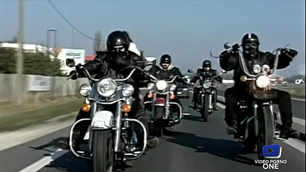 Download Video - Lee Ann et Maeva&comma; brunettes rebelles&comma; baisent sur une moto