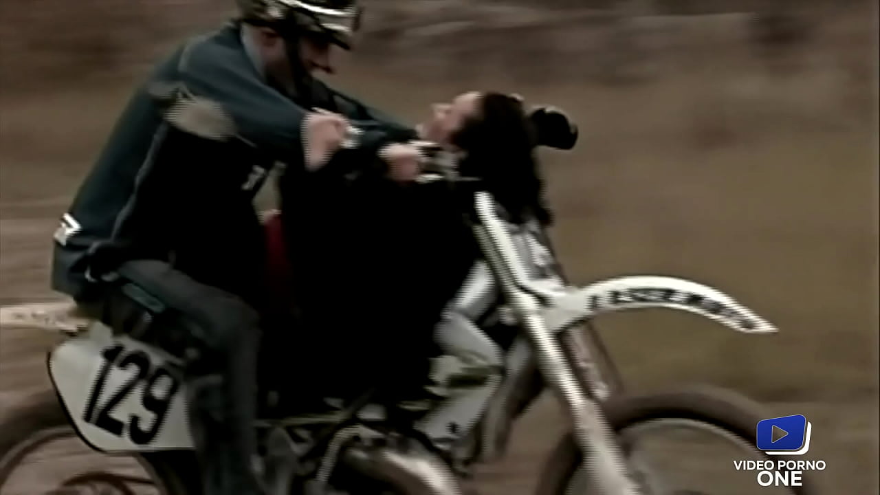 Morenas rebeldes Lee Ann y Maeva follan en una moto
                   anal outdoor milf brunette bigtits smalltits french public slim exhib francaise france big boobs anal sex gros seins lee ann muchos negros