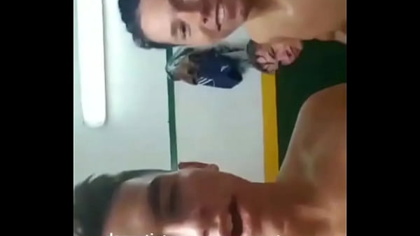 Download Video - Novinhos brincando no vesti&aacute;rio parte 1