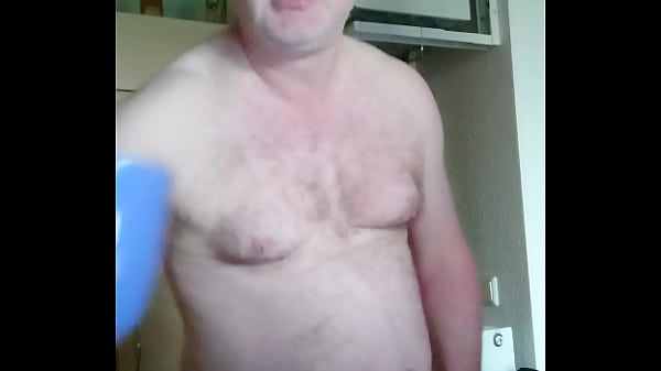 Nylonjunge ist Geil am Morgen mit Kaffee