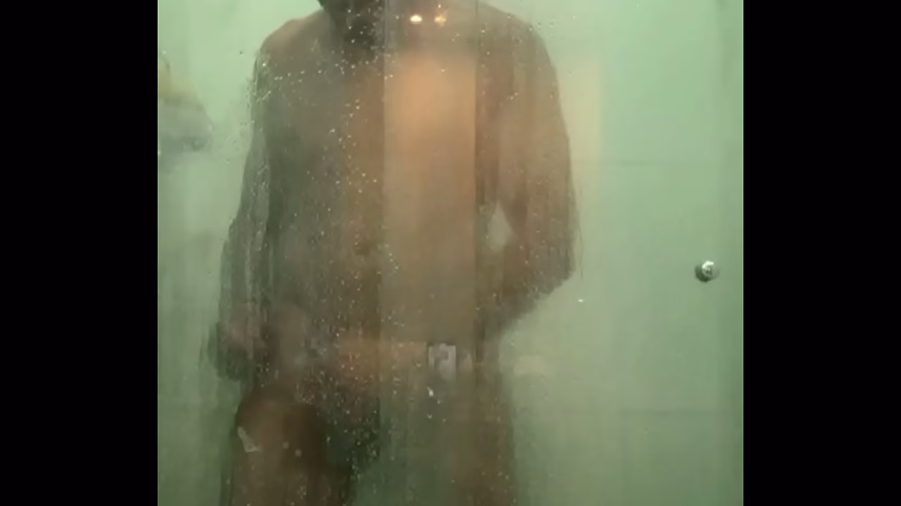 Tomei um banho gostoso e no final gozei feito um cavalo COMPLETO NO SHEER/RED