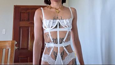 10分間のキッチンテーブルでの小柄なアジア人女性とのセックス - サイズ差と激しい震え...
