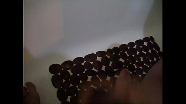 Paja sentado en el borde de la ducha