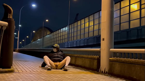 女装子まゆちゃんが深夜の橋の歩道で裸にアウター...