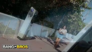 BANGBROS - 小柄なミーガンは、バスの中での激しいセックスの後、可愛い顔に精液を浴びてしまう