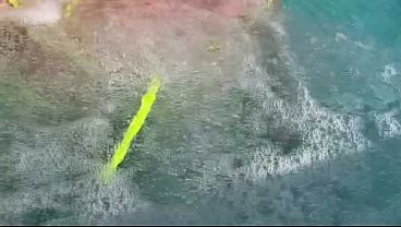 アルテミシア・ラブが水中であなたのためにジューシーな大きな胸をチラ見せしながらタバコを吸っています