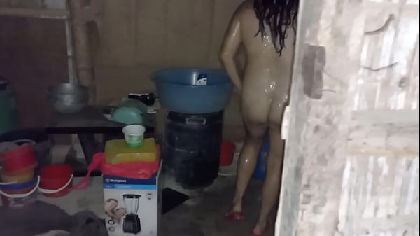 Tuve la fantasia de ingresar a una casa abandonada y ba&ntilde;arme desnuda en la oscuridad porno real casero en casa abandonada senti mucha adrenalina pensando que en cualquier momento podrian llegar los due&ntilde;os de la casa y verme desnuda