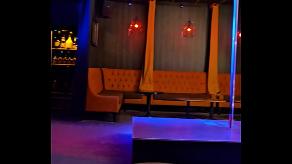 A ton avis ? Qu'elles tenues je porte quand je strip en club ?