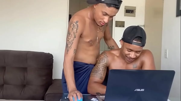 Deslizando gostoso na pica dura do amigo
