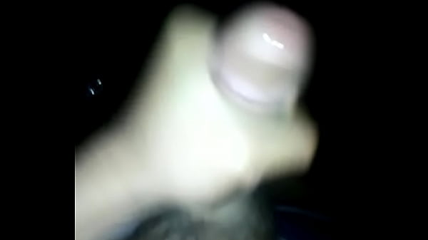 Chico se masturba hasta venirse