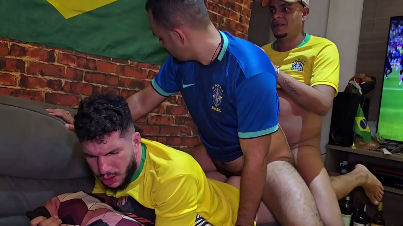 Tener relaciones sexuales con compañeros de trabajo durante la transmisión de un partido de la selección brasileña de fútbol.
                        amateur domination brazil gay bareback big cock gay blowjob long cock black guy male on male male anal muchos negros