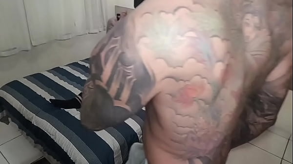 Bastidores, casal come ruivinha peituda gostosa.