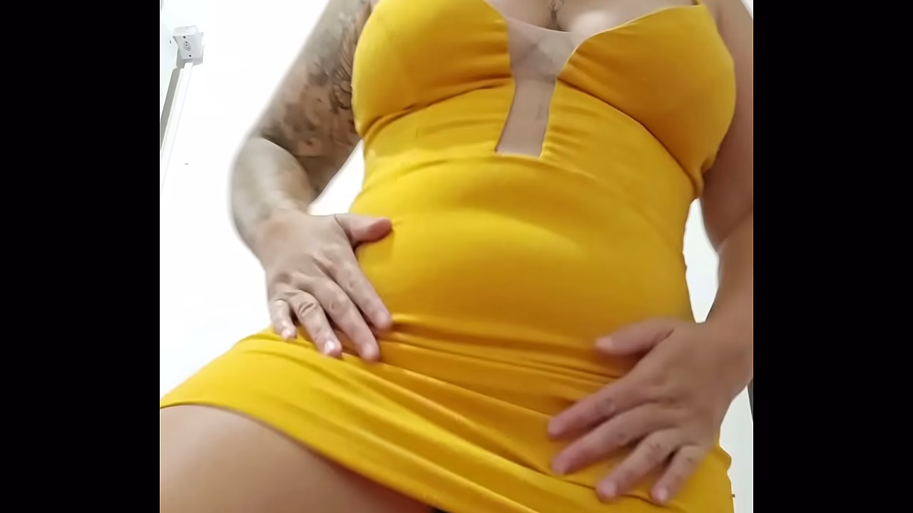 Mostrando a Buceta e batendo siririca at&eacute_ fazer xixi