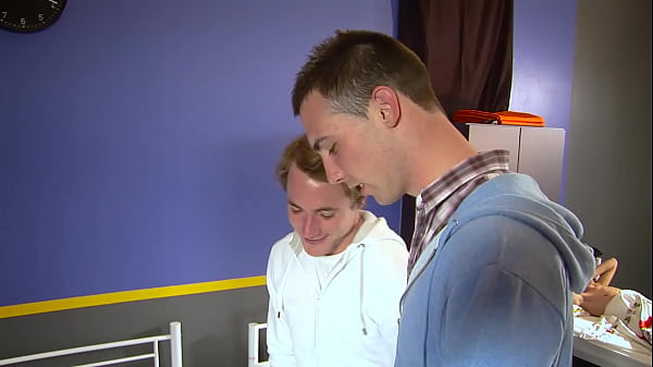 Bizutage du nouveau &agrave; l'internat