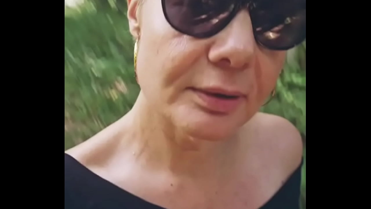 En el bosque buscando un gallo
                   only women muchos negros
